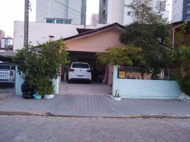 Casa com 120m² 7 quartos e 5 banheiros, à venda, no bairro Meia Praia em Itapema