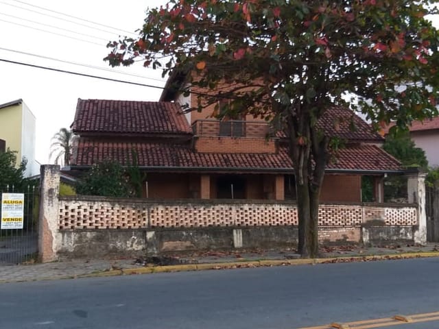 Casa 3 quartos e 4 banheiros, à venda ou para alugar, no bairro Centro em Tremembé