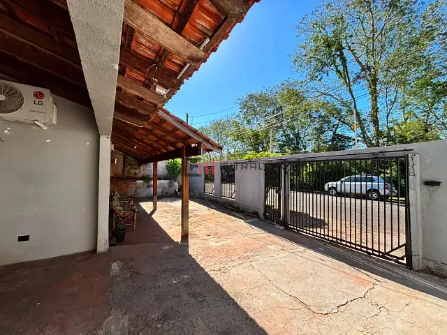 Casa com 250m² 3 quartos e 2 banheiros, à venda, no bairro Jardim Guararapes em Londrina