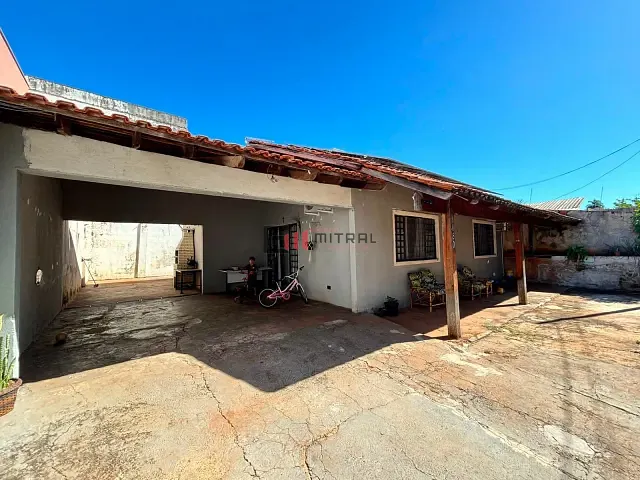 Casa com 250m² 3 quartos e 2 banheiros, à venda, no bairro Jardim Guararapes em Londrina