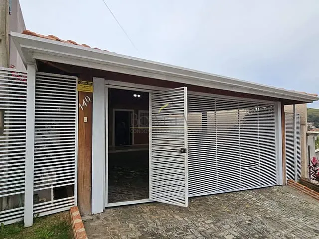 Casa com 250m² 3 quartos e 2 banheiros, à venda, no bairro Mantiqueira em Piracaia