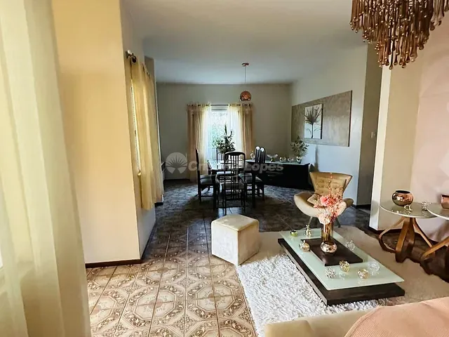 Casa com 602m² 4 quartos e 3 banheiros, à venda, no bairro Jóquei em Teresina