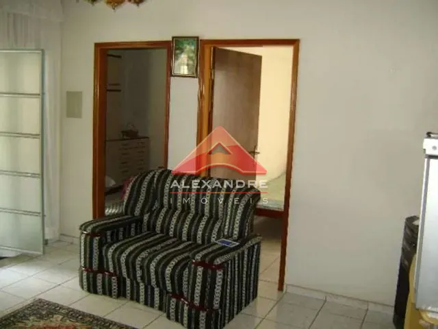 Casa com 300m² 3 quartos e 1 banheiro, à venda, no bairro Vila Tatetuba em São José dos Campos