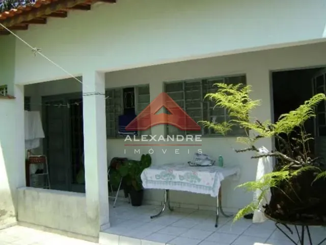 Casa com 300m² 3 quartos e 1 banheiro, à venda, no bairro Vila Tatetuba em São José dos Campos