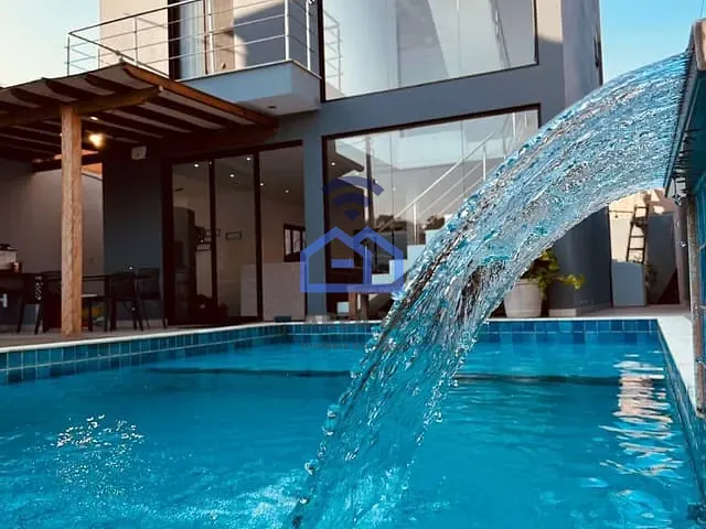 Sobrado com 250m² 3 quartos e 2 banheiros, à venda, no bairro Massaguaçu em Caraguatatuba