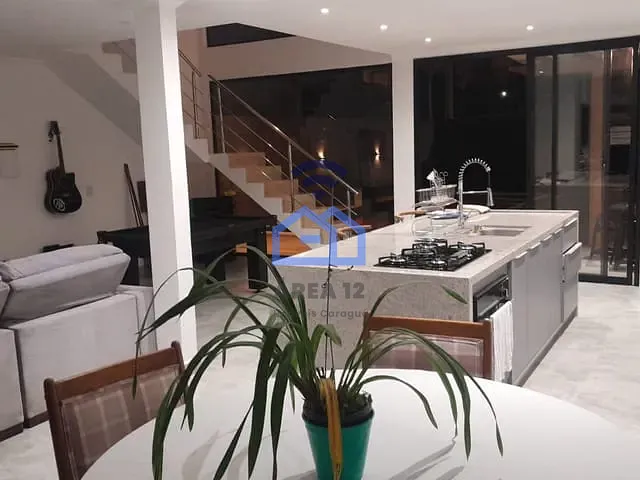 Sobrado com 250m² 3 quartos e 2 banheiros, à venda, no bairro Massaguaçu em Caraguatatuba