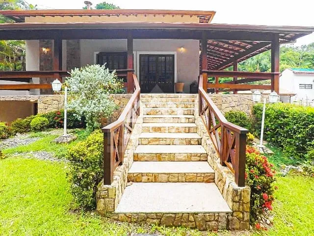 Casa com 825m² 5 quartos e 7 banheiros, à venda, no bairro Massaguaçu em Caraguatatuba