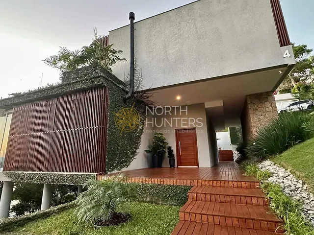 Casa com 846m² 5 quartos e 7 banheiros, à venda, no bairro Sambaqui em Florianópolis
