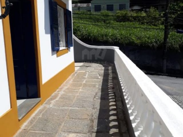 Casa com 320m², à venda, no bairro Valparaíso em Petrópolis