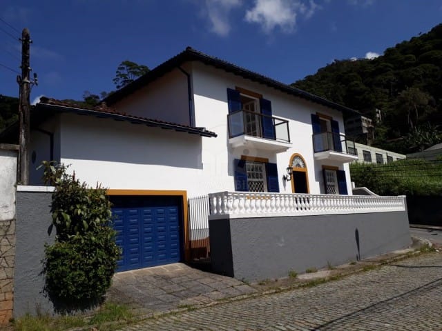 Casa com 320m², à venda, no bairro Valparaíso em Petrópolis