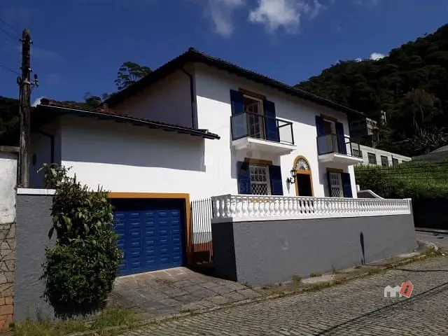 Casa com 320m², à venda, no bairro Valparaíso em Petrópolis