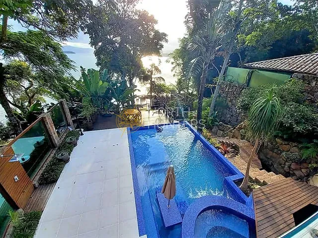 Casa com 810m² 4 quartos e 6 banheiros, à venda, no bairro Sambaqui em Florianópolis