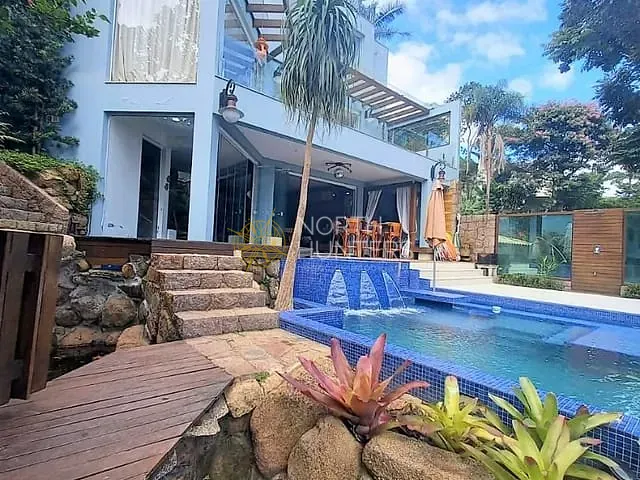 Casa com 810m² 4 quartos e 6 banheiros, à venda, no bairro Sambaqui em Florianópolis