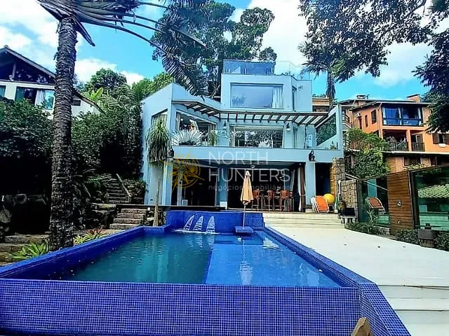 Casa com 810m² 4 quartos e 6 banheiros, à venda, no bairro Sambaqui em Florianópolis