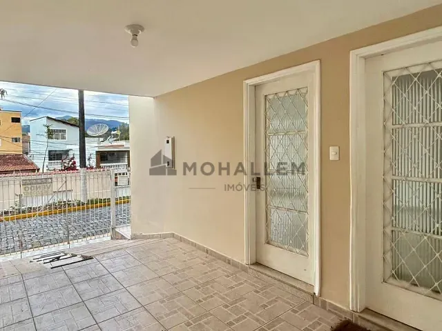 Casa com 352m² 5 quartos e 2 banheiros, à venda ou para alugar, no bairro Centro em Itajubá