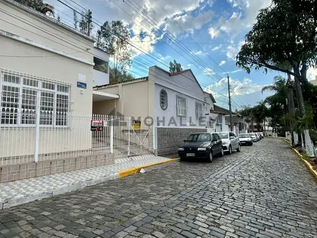Casa com 352m² 5 quartos e 2 banheiros, à venda ou para alugar, no bairro Centro em Itajubá