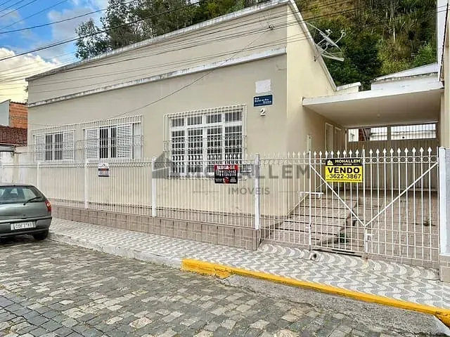 Casa com 352m² 5 quartos e 2 banheiros, à venda ou para alugar, no bairro Centro em Itajubá