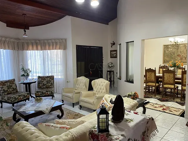 Casa com 660m² 5 quartos e 4 banheiros, à venda, no bairro Jardim Menegazzo em Apucarana