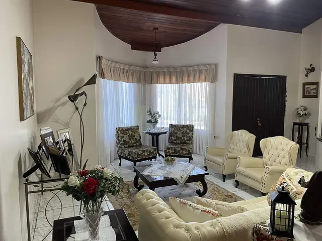 Casa com 660m² 5 quartos e 4 banheiros, à venda, no bairro Jardim Menegazzo em Apucarana