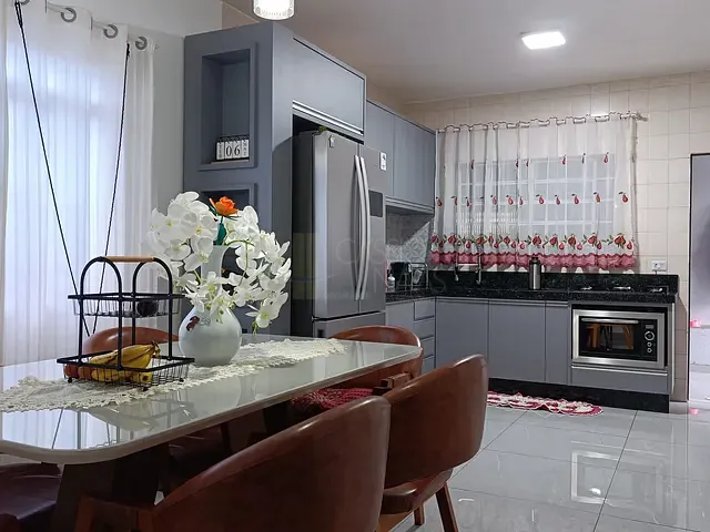 Casa com 262m² 4 quartos e 3 banheiros, à venda, no bairro Jardim Apucarana em Apucarana