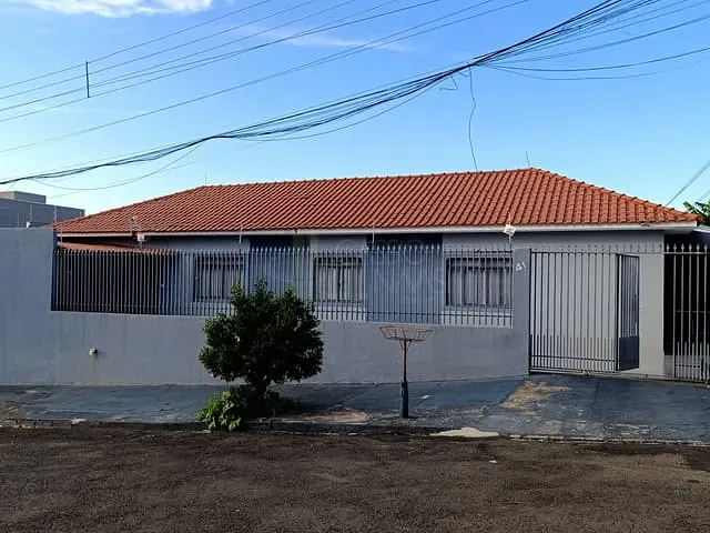 Casa com 262m² 4 quartos e 3 banheiros, à venda, no bairro Jardim Apucarana em Apucarana