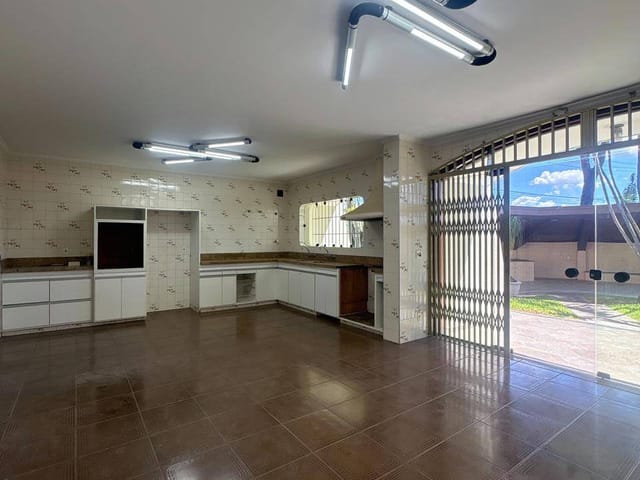 Casa com 640m² 4 quartos e 2 banheiros, à venda ou para alugar, no bairro Jardim Santana em Americana