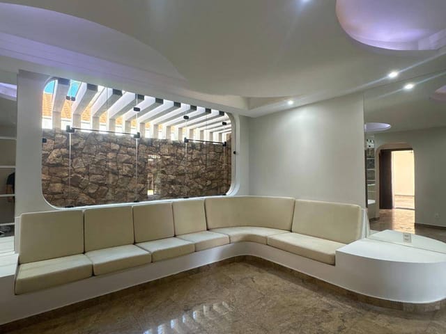 Casa com 640m² 4 quartos e 2 banheiros, à venda ou para alugar, no bairro Jardim Santana em Americana