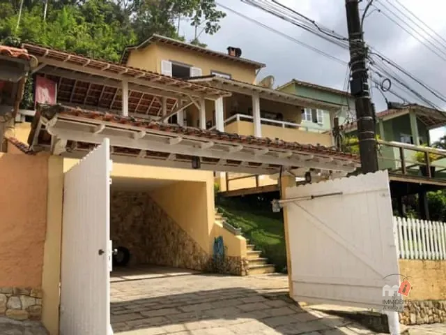 Casa com 540m² 4 quartos e 1 banheiro, à venda, no bairro Retiro em Petrópolis
