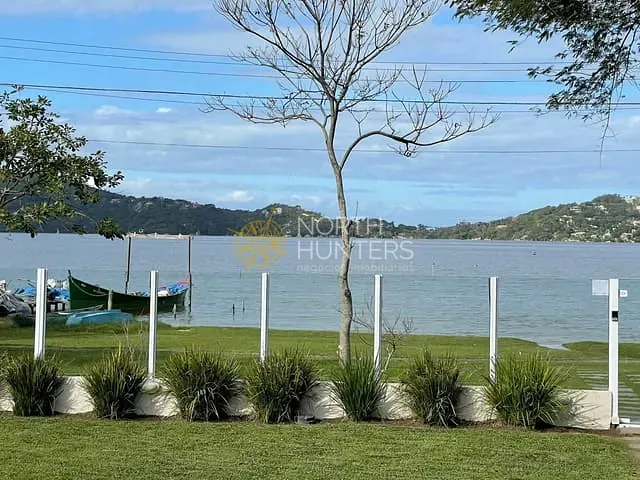 Casa com 255m² 3 quartos e 4 banheiros, à venda, no bairro Lagoa da Conceição em Florianópolis