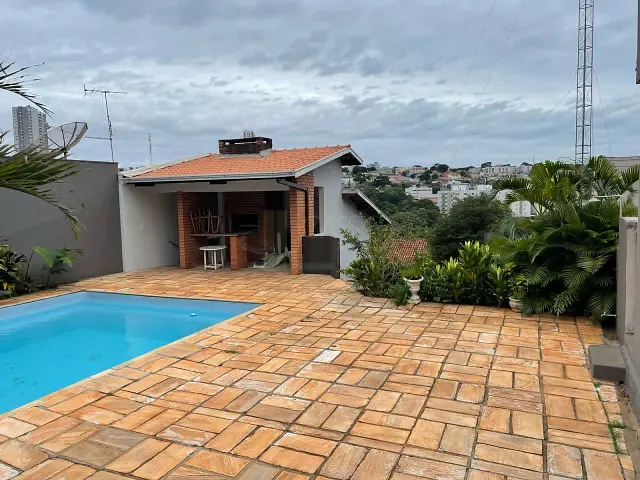 Casa com 357m² 5 quartos e 2 banheiros, à venda, no bairro Centro em Apucarana