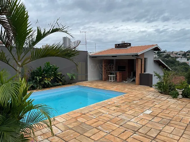 Casa com 357m², à venda, no bairro Centro em Apucarana