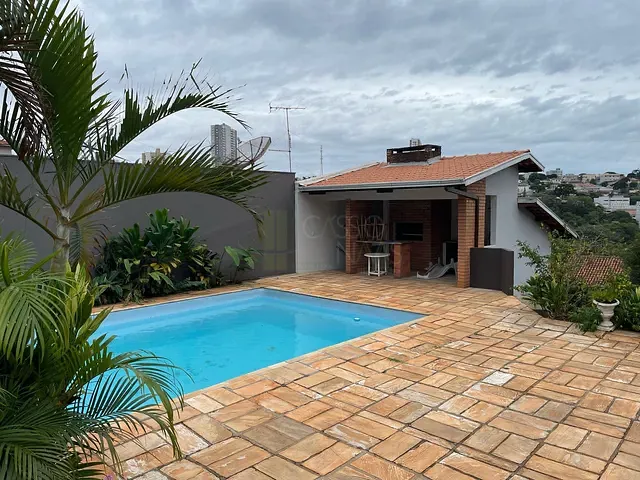 Casa com 357m², à venda, no bairro Centro em Apucarana