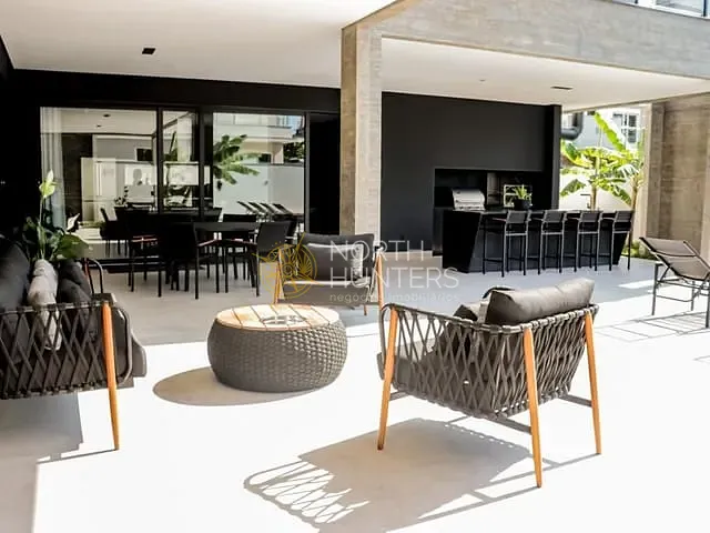 Casa com 646m² 5 quartos e 6 banheiros, à venda ou para alugar, no bairro Jurerê Internacional em Florianópolis
