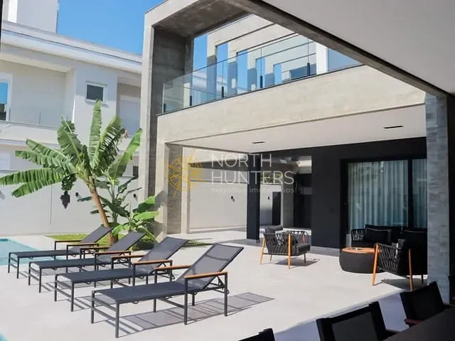 Casa com 646m² 5 quartos e 6 banheiros, à venda ou para alugar, no bairro Jurerê Internacional em Florianópolis