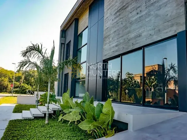 Casa com 646m² 5 quartos e 6 banheiros, à venda ou para alugar, no bairro Jurerê Internacional em Florianópolis