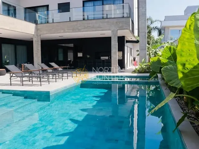 Casa com 646m² 5 quartos e 6 banheiros, à venda ou para alugar, no bairro Jurerê Internacional em Florianópolis