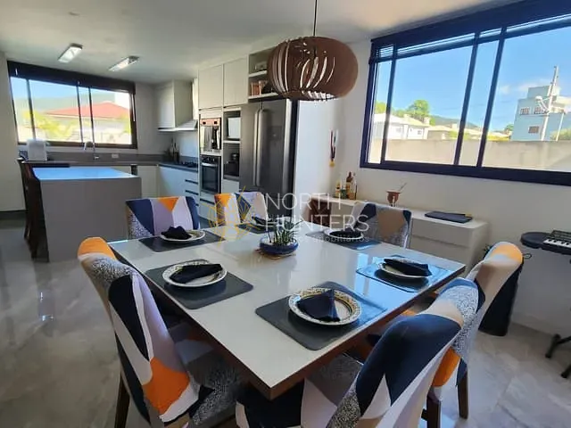 Casa com 375m² 4 quartos e 4 banheiros, à venda, no bairro São João do Rio Vermelho em Florianópolis