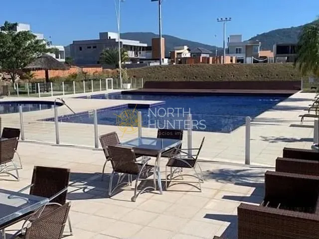 Casa com 375m² 4 quartos e 4 banheiros, à venda, no bairro São João do Rio Vermelho em Florianópolis