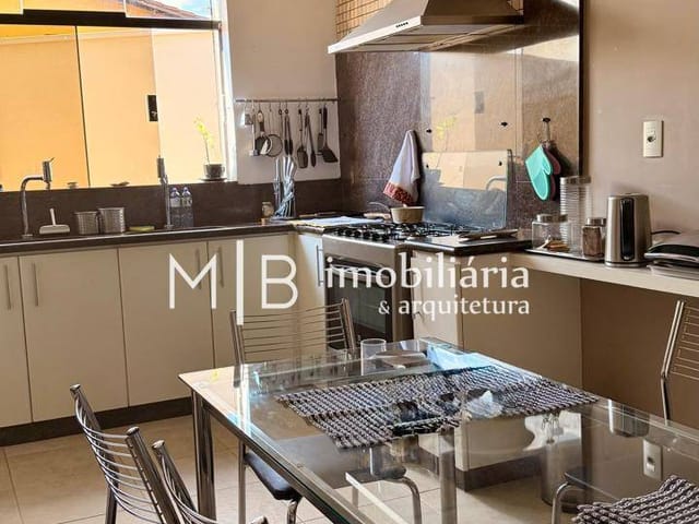 Casa 4 quartos e 6 banheiros, à venda, no bairro Centro em Lavras
