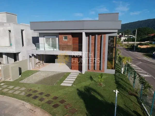 Casa com 375m² 3 quartos e 4 banheiros, à venda, no bairro São João do Rio Vermelho em Florianópolis