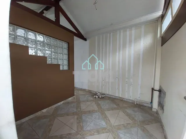 Casa com 341m² 5 quartos e 2 banheiros, à venda, no bairro Vila Jaboticabeira em Taubaté