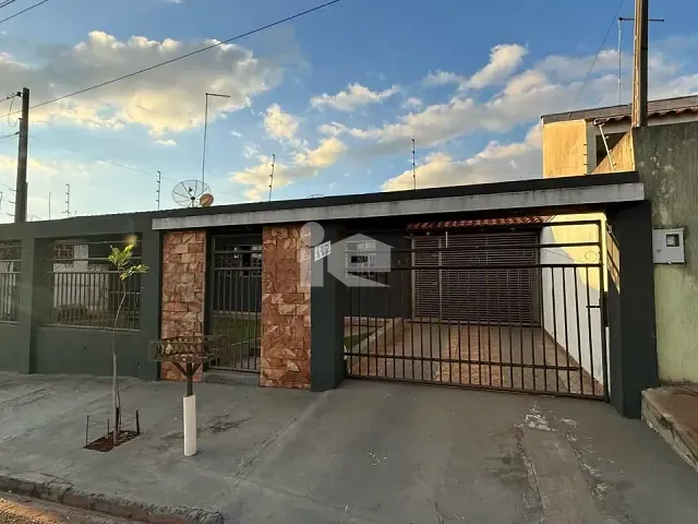Casa 2 quartos e 3 banheiros, à venda, no bairro Jardim Coliseu em Rolândia
