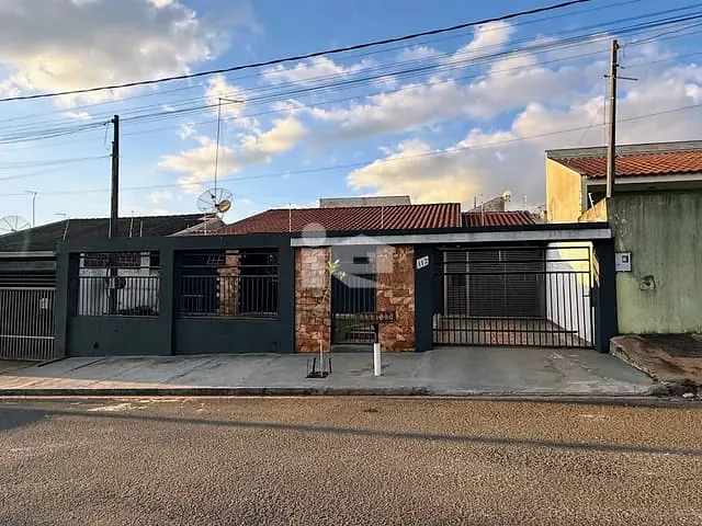 Casa 2 quartos e 3 banheiros, à venda, no bairro Jardim Coliseu em Rolândia