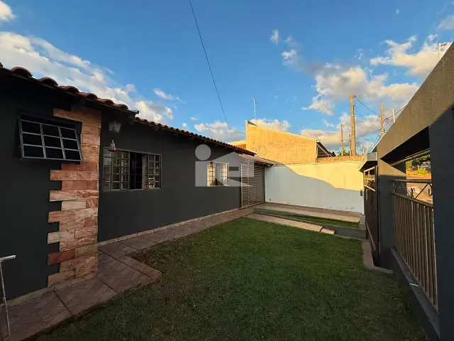 Casa 2 quartos e 3 banheiros, à venda, no bairro Jardim Coliseu em Rolândia