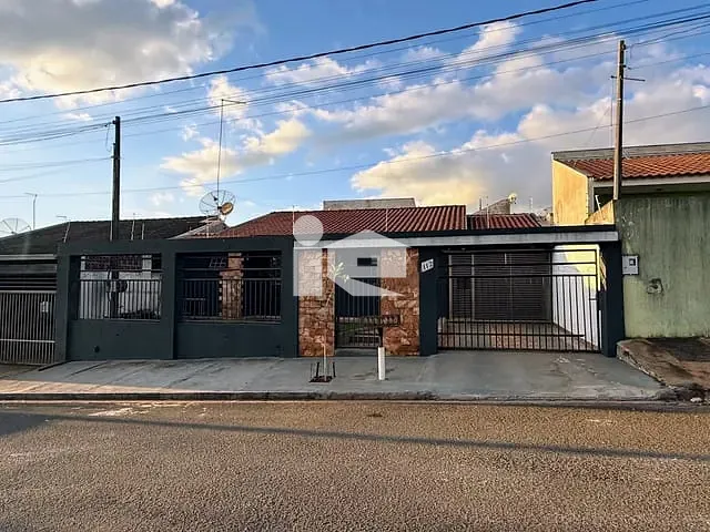 Casa 3 quartos e 3 banheiros, à venda, no bairro Jardim Coliseu em Rolândia