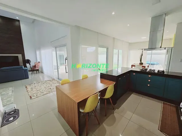 Casa com 249m² 3 quartos e 4 banheiros, à venda, no bairro Urbanova em São José dos Campos