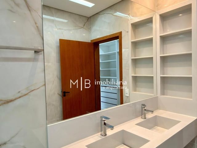 Casa 3 quartos e 3 banheiros, à venda, no bairro Residencial Sant'ana I em Lavras