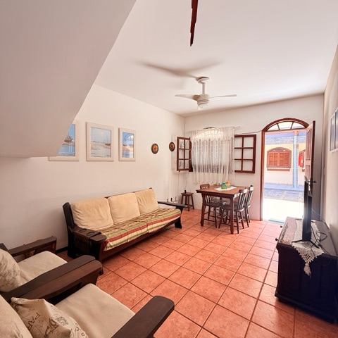 Casa 4 quartos e 3 banheiros, à venda ou para alugar, no bairro Peró em Cabo Frio