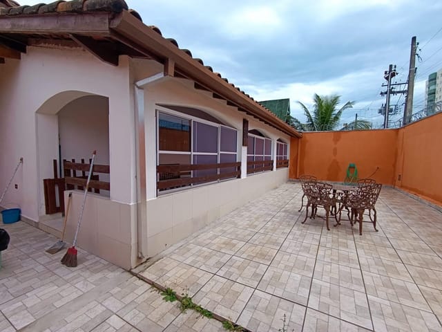 Foto do Casa - Casa de esquina com edícula à venda no bairro Indaiá em Caraguatatuba, SP com 02 dormitórios na casa principal e 01 dormitório na edícula | Área 12 imóveis