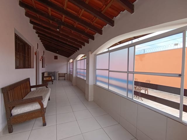 Foto do Casa - Casa de esquina com edícula à venda no bairro Indaiá em Caraguatatuba, SP com 02 dormitórios na casa principal e 01 dormitório na edícula | Área 12 imóveis